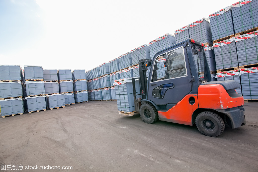 自动装载机砼砌块 现代建筑工厂旁的便捷之选